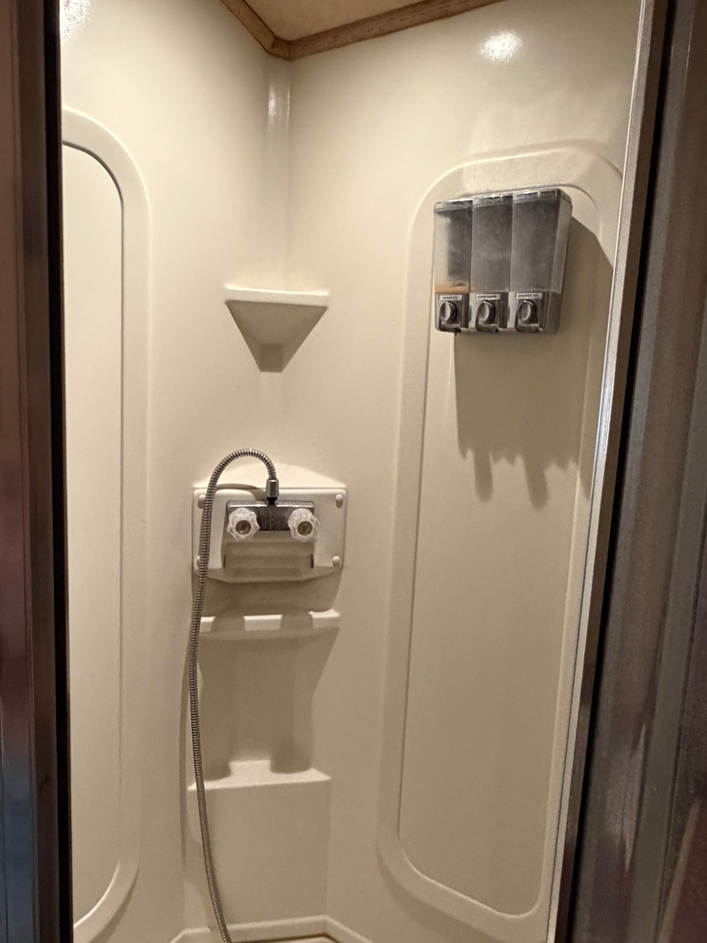 2004 Platinum 3 Horse Living Quarters