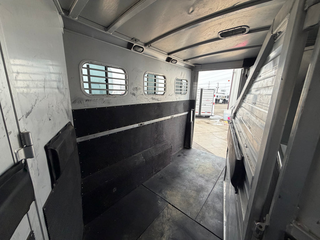 2005 Elite 3 Horse Living Quarters