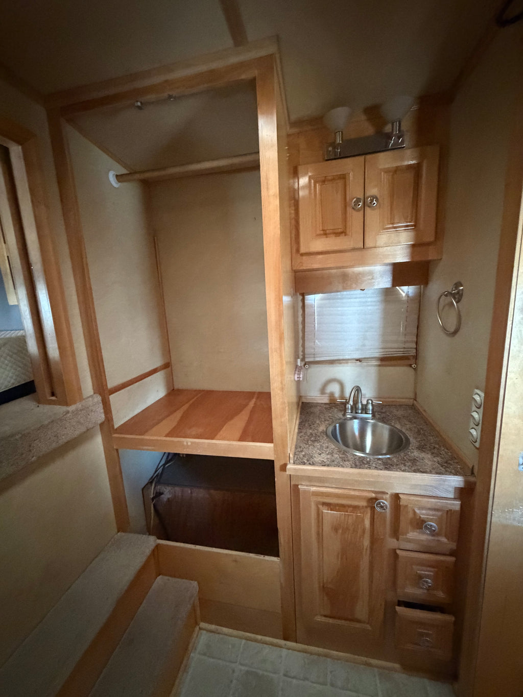 2005 Platinum 4 Horse Living Quarters