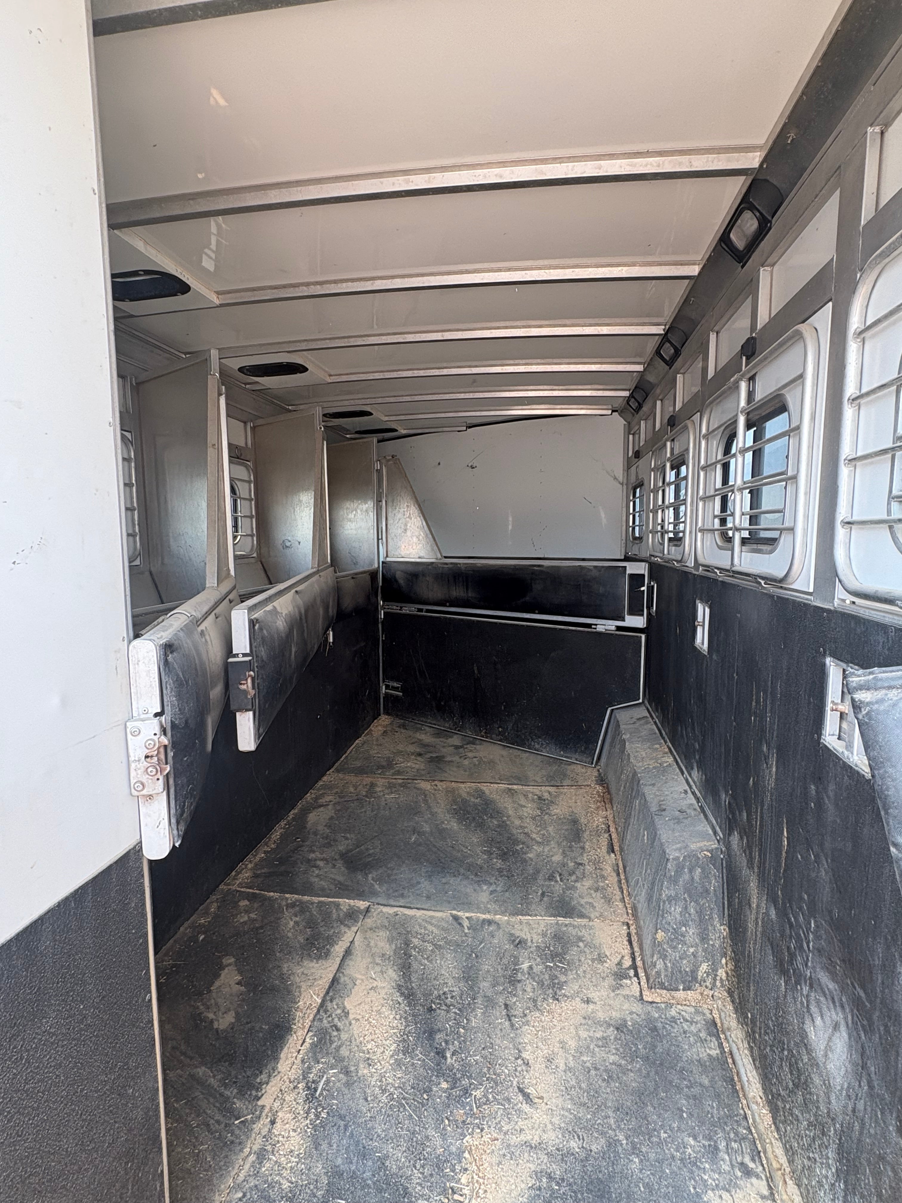 2002 Sundowner 4 Horse LQ