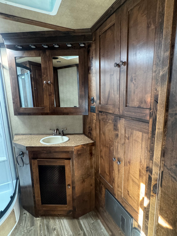 2026 Logan Coach Riot 4 Horse LQ #14002