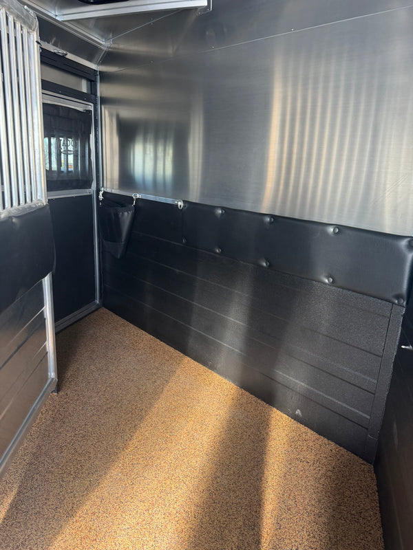 2026 Logan Coach Riot 4 Horse LQ #14002