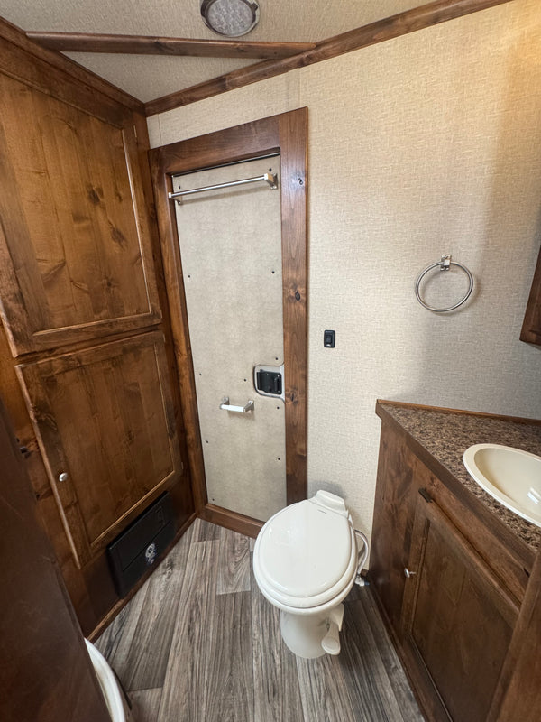 2025 Logan Coach Bullseye 4 Horse LQ #13240