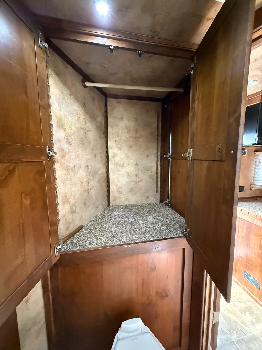 2016 Logan Coach Riot 4 Horse LQ #04074
