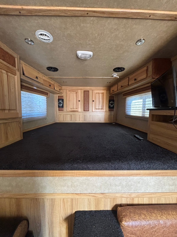 2008 Platinum Coach 5 Horse Living Quarters #4163