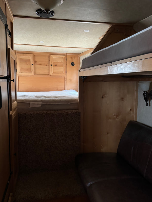 2006 Bloomer 6 Horse Living Quarters