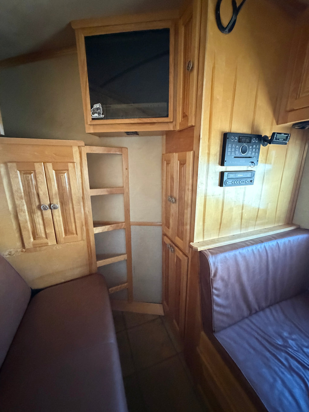 2005 Platinum 4 Horse Living Quarters
