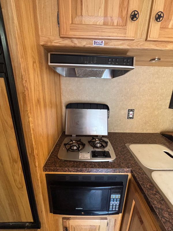 2008 Platinum Coach 5 Horse Living Quarters #4163