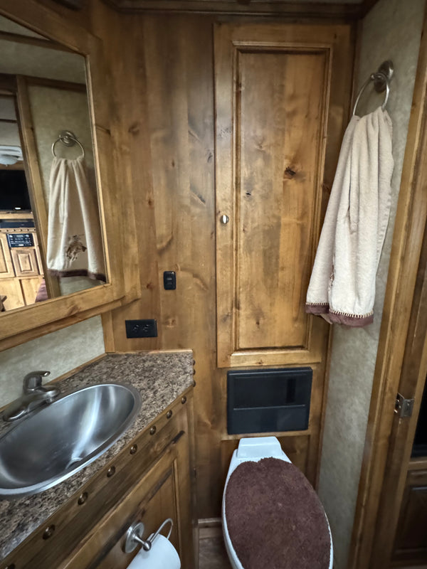 2015 Logan Coach 4 Horse LQ #72021