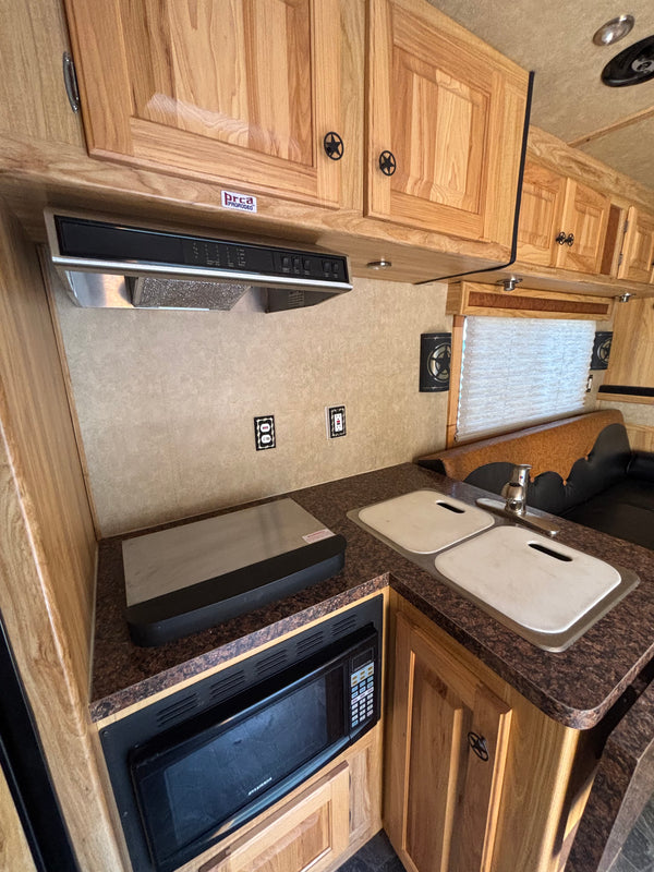 2008 Platinum Coach 5 Horse Living Quarters #4163