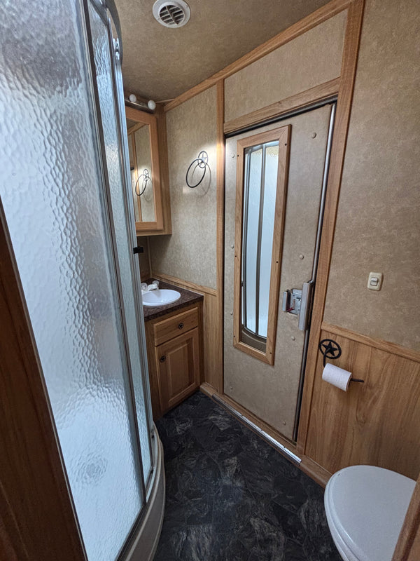 2008 Platinum Coach 5 Horse Living Quarters #4163