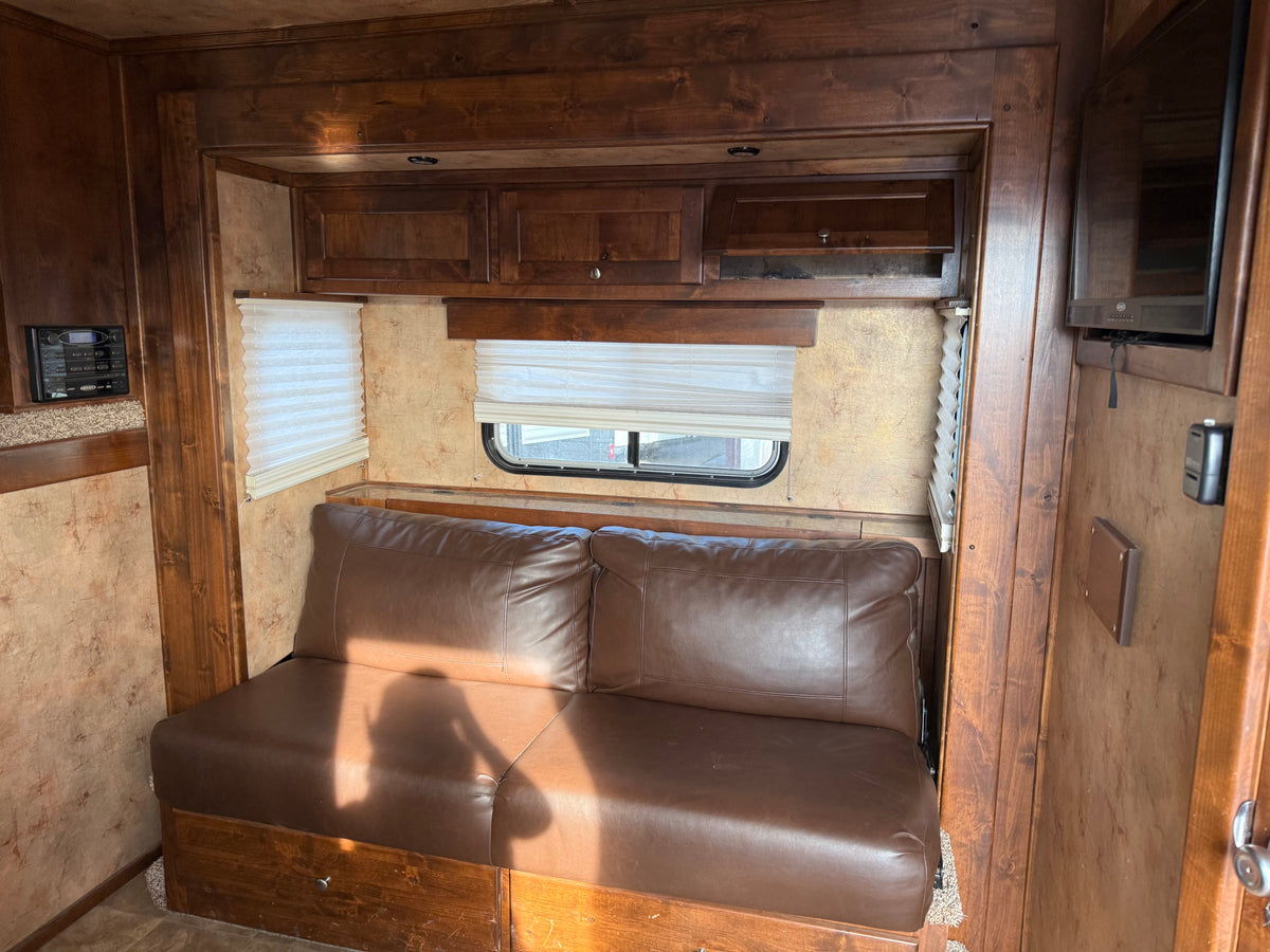 2016 Logan Coach Riot 4 Horse LQ #04074