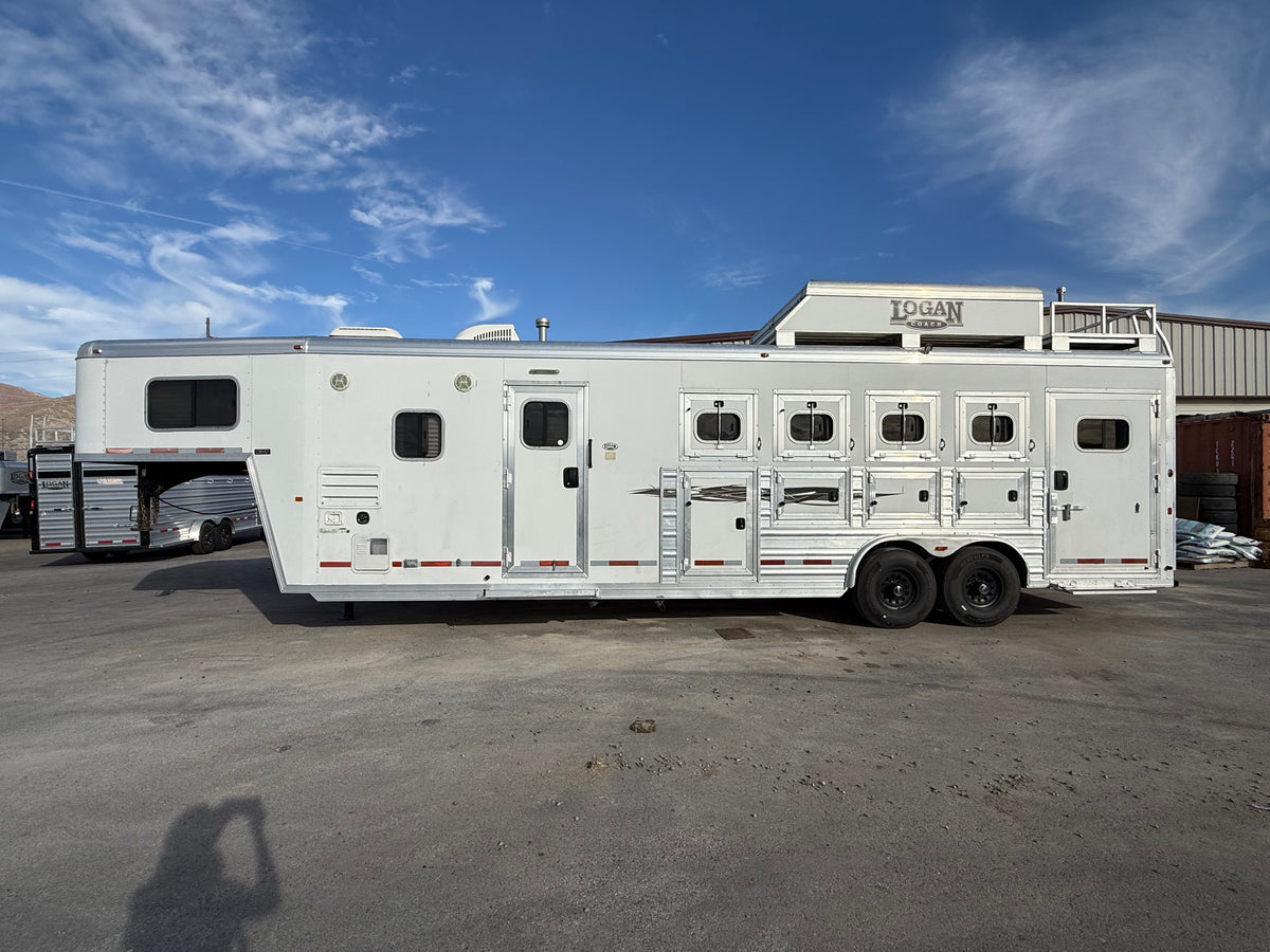 2016 Logan Coach Riot 4 Horse LQ #04074