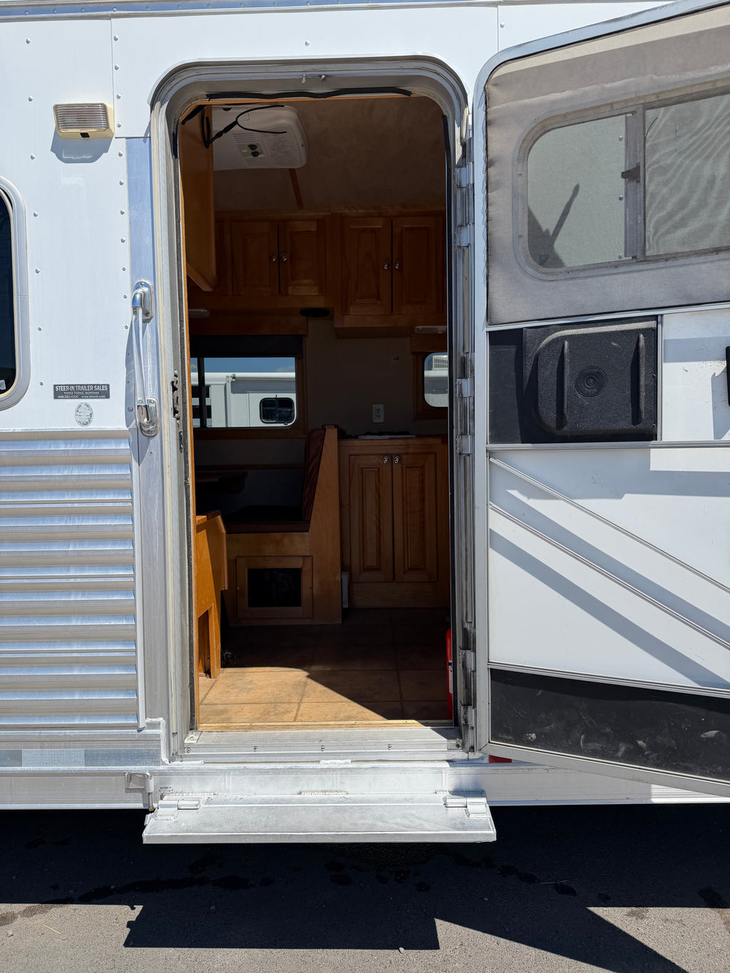 2005 Platinum 4 Horse Living Quarters