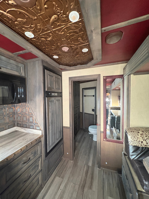 Elite 5 Horse Living Quarters 15’ Trail Boss