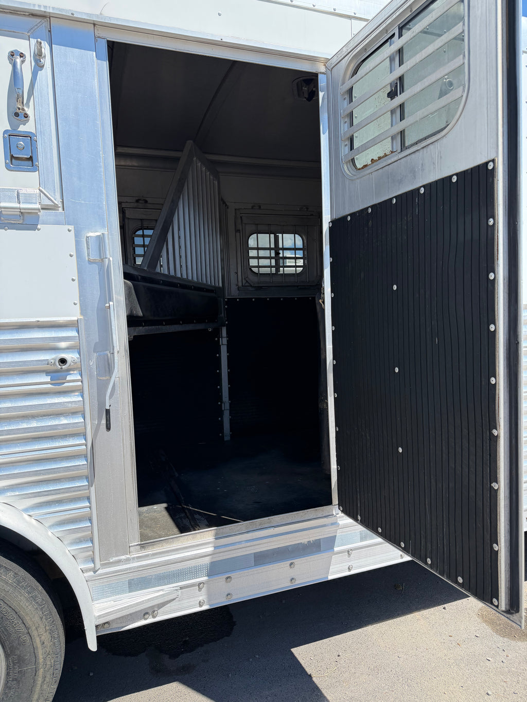2005 Platinum 4 Horse Living Quarters
