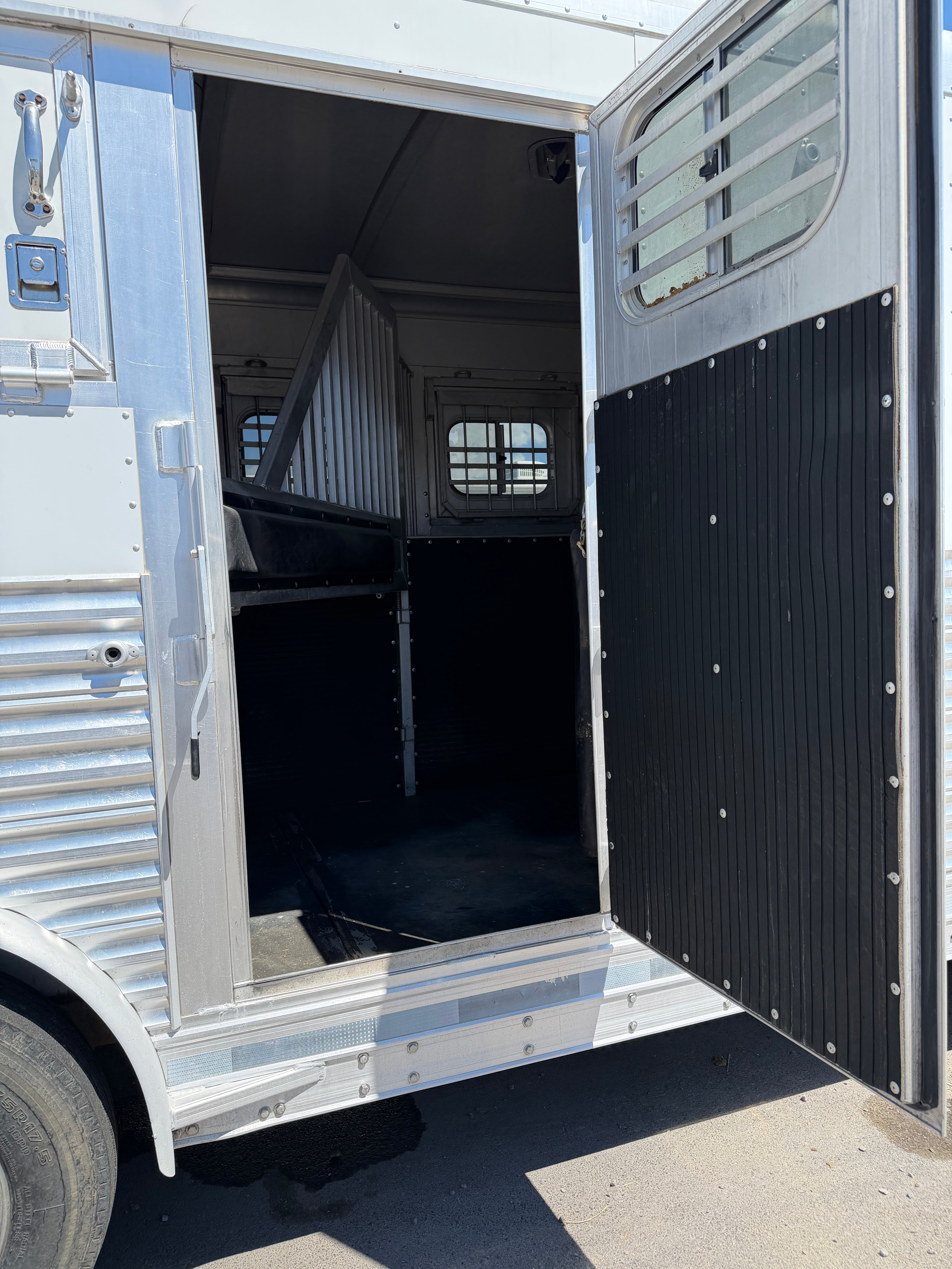 2005 Platinum 4 Horse Living Quarters