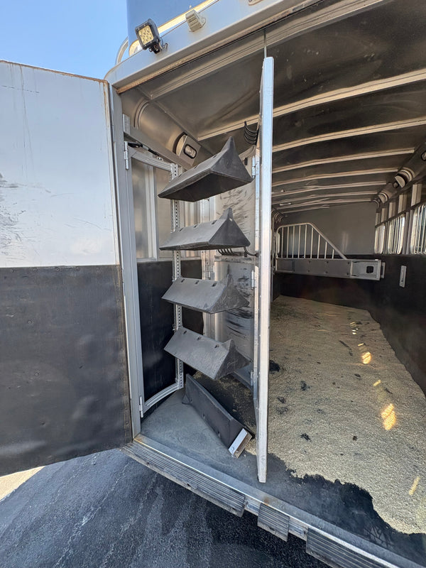 2016 Charmac Outlaw 4 Horse Living Quarters