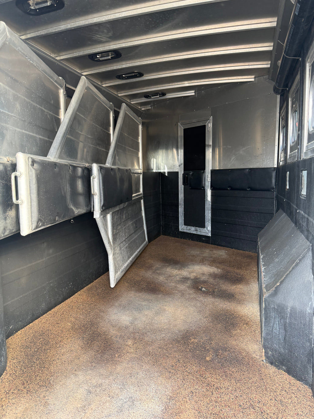 2016 Logan Coach Riot 4 Horse LQ #04074