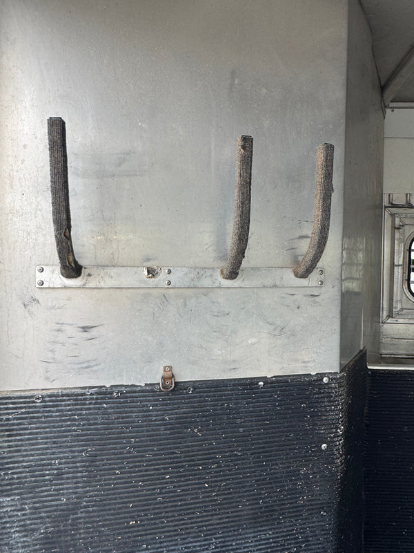 2006 Bloomer 6 Horse Living Quarters