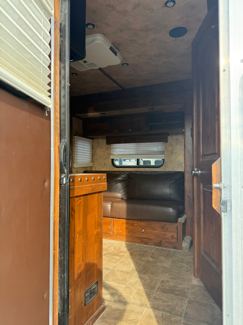 2016 Logan Coach Riot 4 Horse LQ #04074