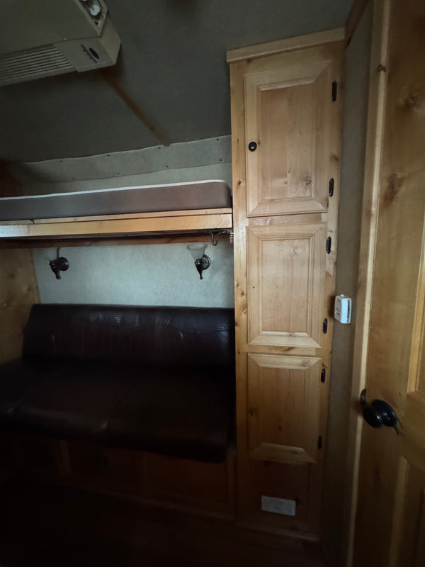 2006 Bloomer 6 Horse Living Quarters