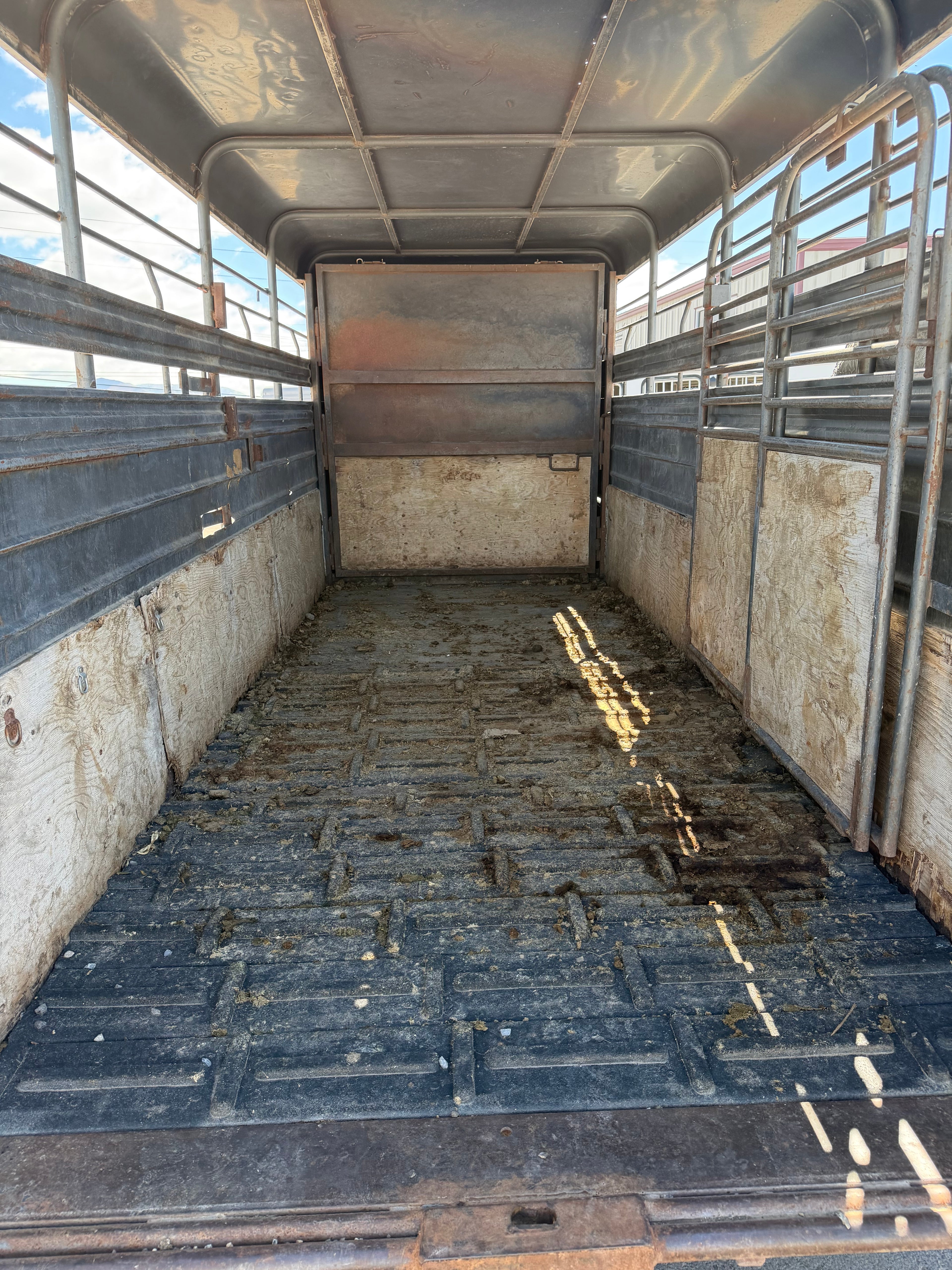 1998 W-W 16’ Gooseneck Stock Trailer
