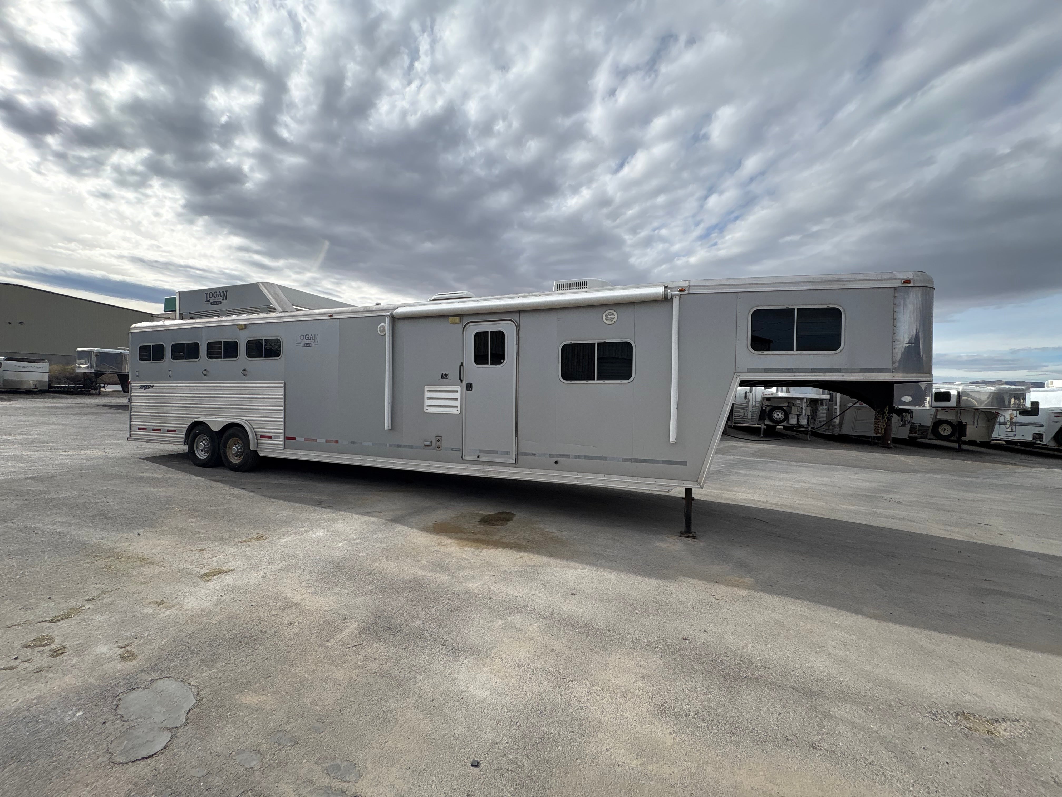 2011 Logan Coach 4 HR Razor LQ #72664 – Frontier Trailers & Roping