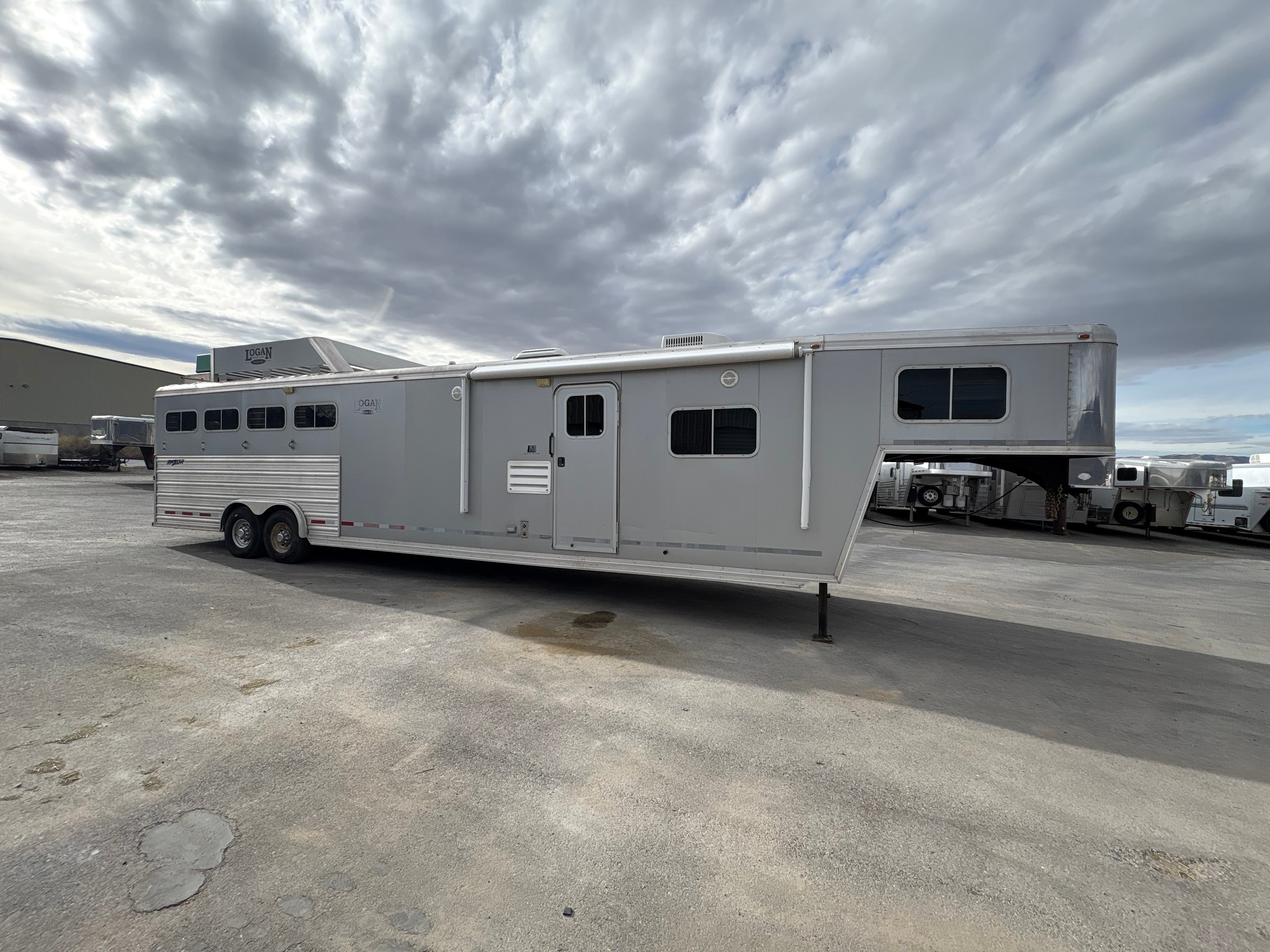 2011 Logan Coach 4 HR Razor LQ #72664