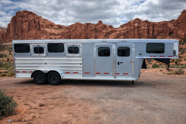 2026 Logan Coach Riot 4 Horse T/T #14157