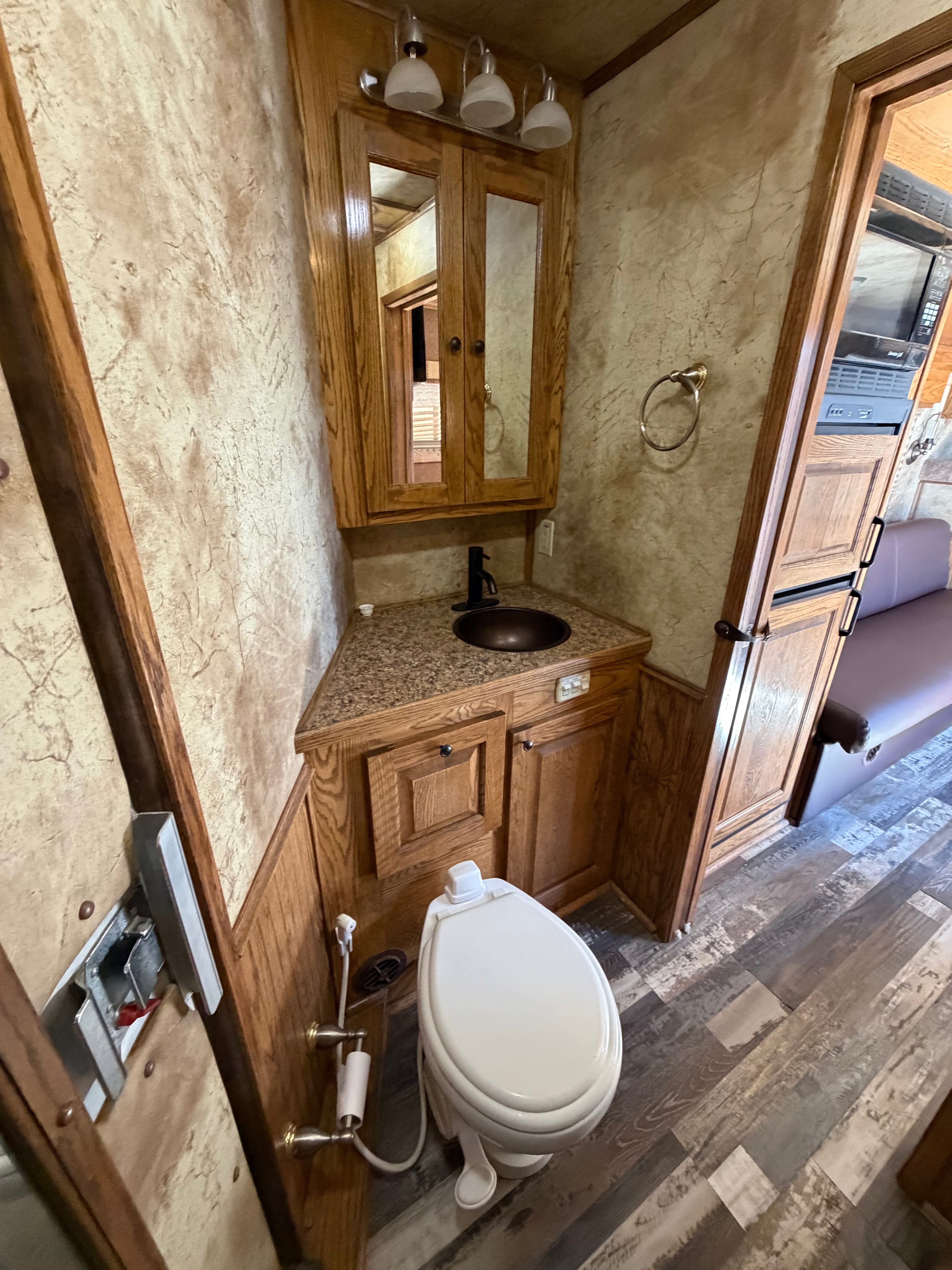 2008 Platinum 4 Horse Living Quarters