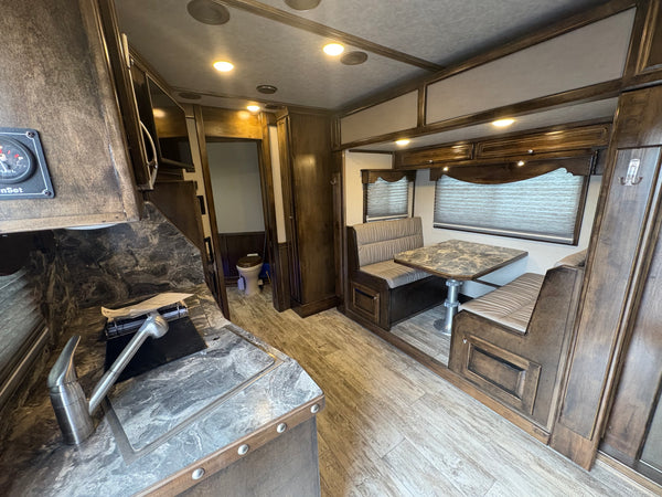 2023 Platinum Coach 4 Horse LQ