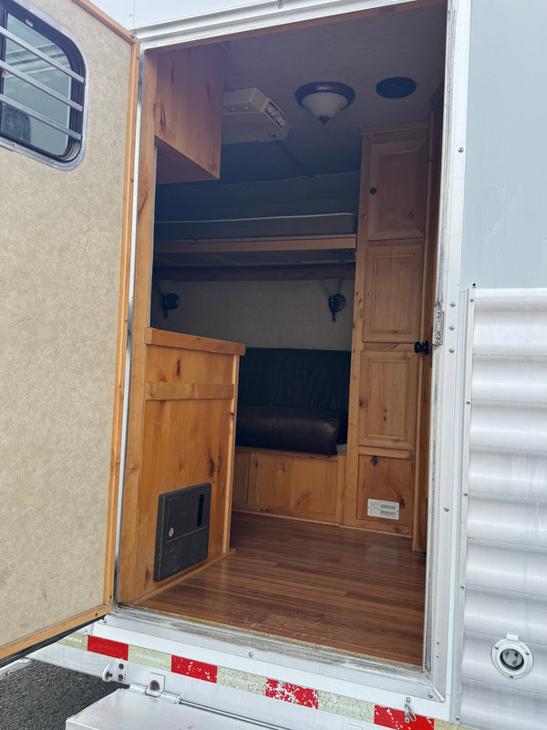 2006 Bloomer 6 Horse Living Quarters