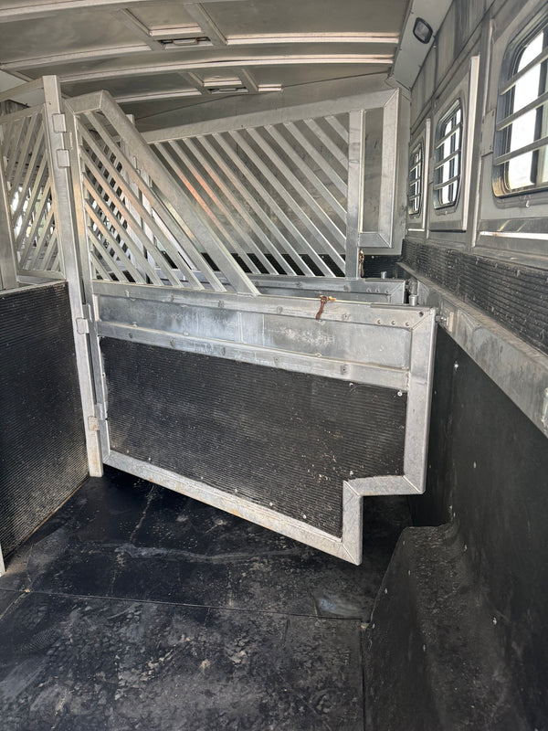 2006 Bloomer 6 Horse Living Quarters