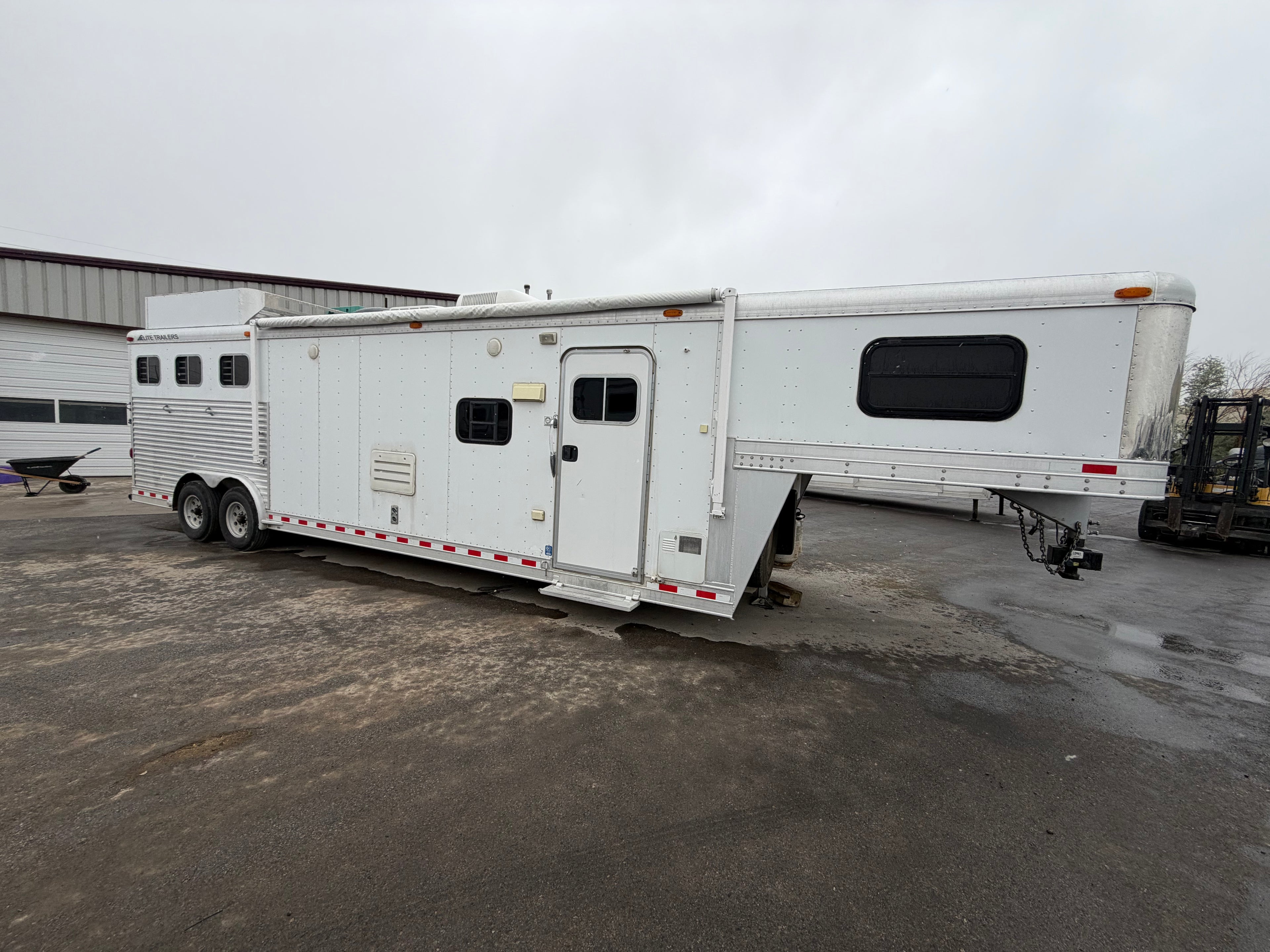 2005 Elite 3 Horse Living Quarters
