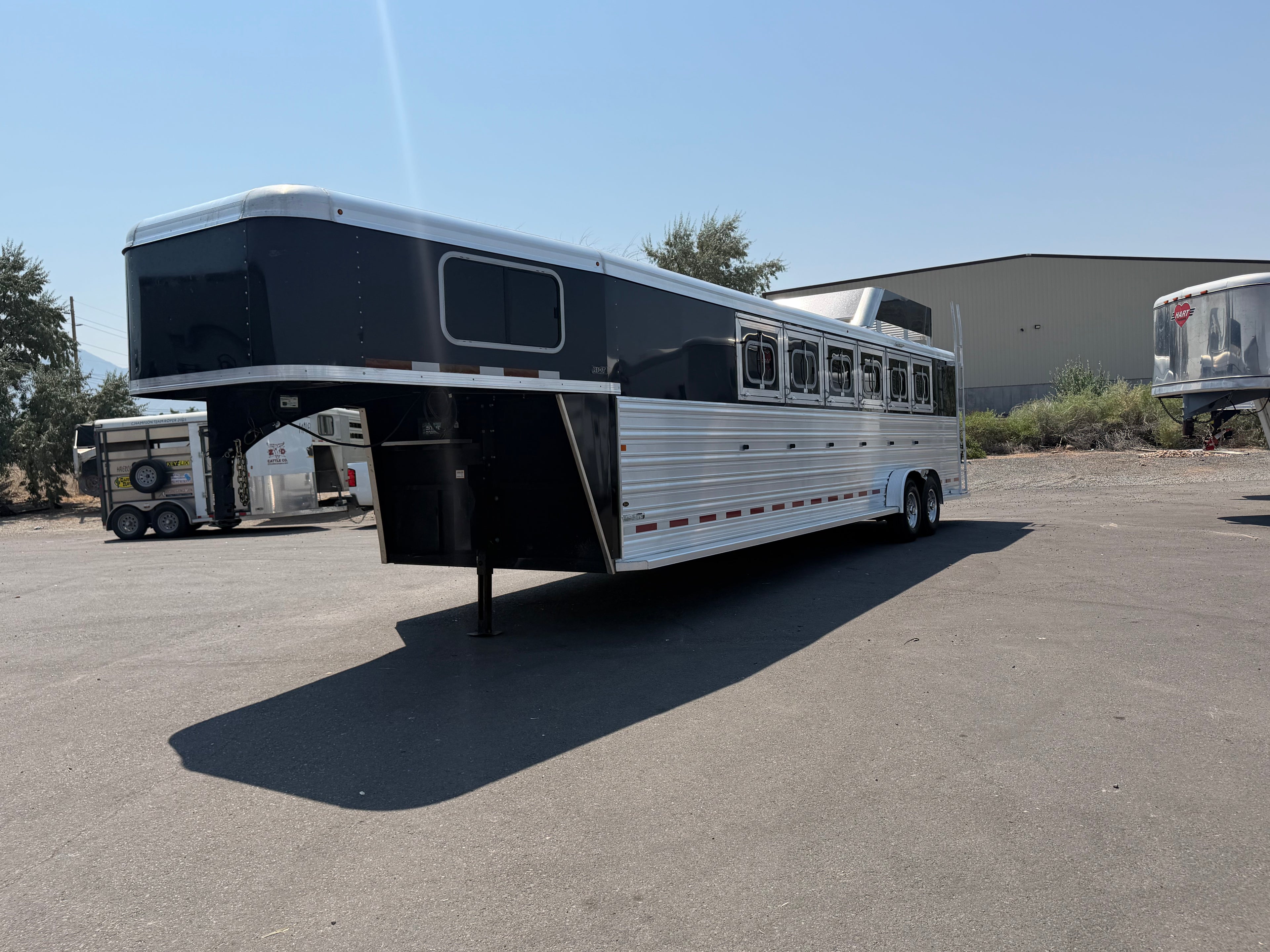 2020 Logan Coach 6 Horse #9033