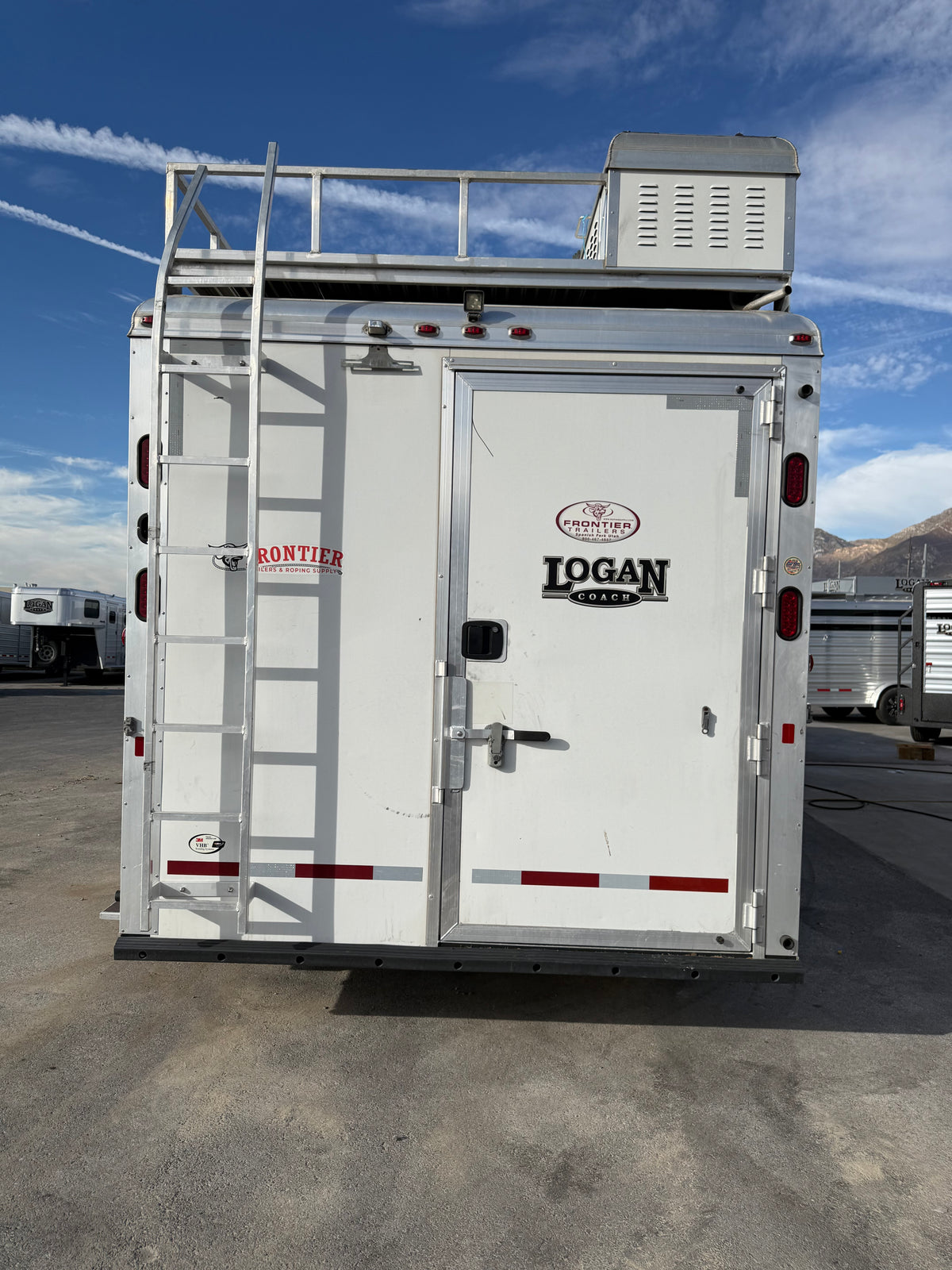 2016 Logan Coach Riot 4 Horse LQ #04074