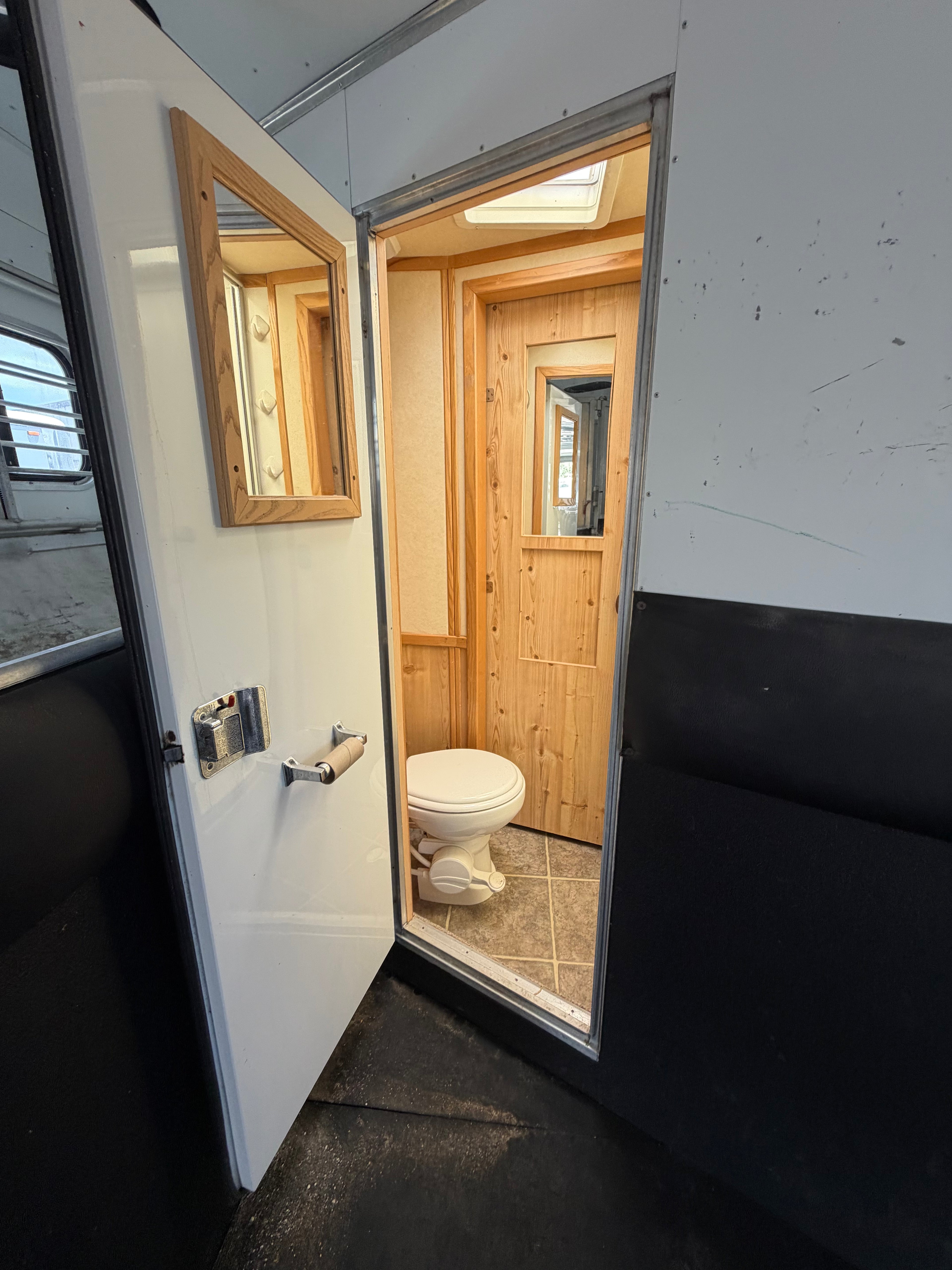 2004 Sundowner 6 Horse LQ #4288