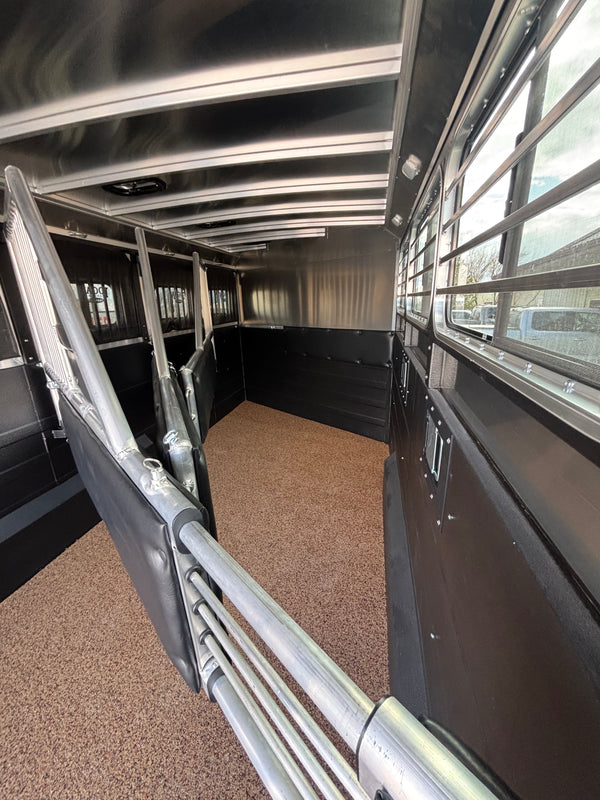 2025 Logan Coach Riot 4 Horse Trailer #13694