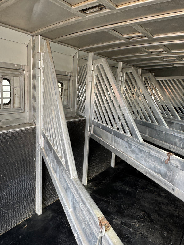 2006 Bloomer 6 Horse Living Quarters