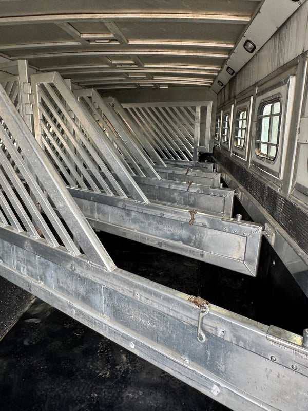 2006 Bloomer 6 Horse Living Quarters