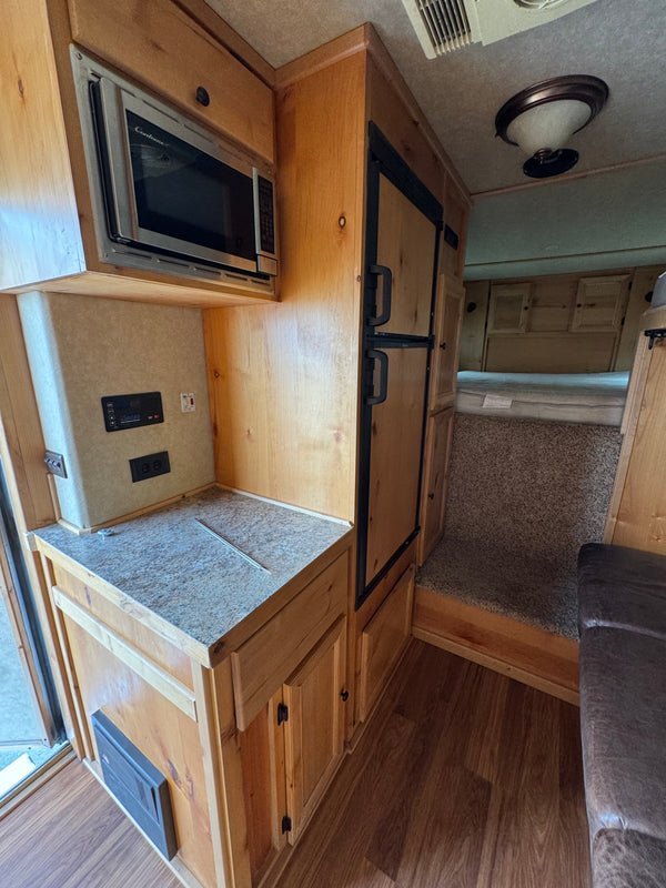 2006 Bloomer 6 Horse Living Quarters