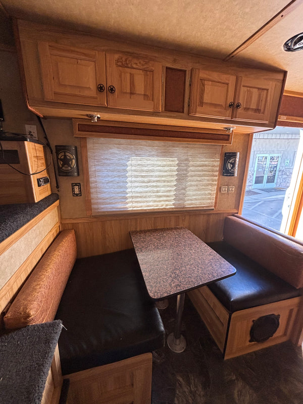 2008 Platinum Coach 5 Horse Living Quarters #4163