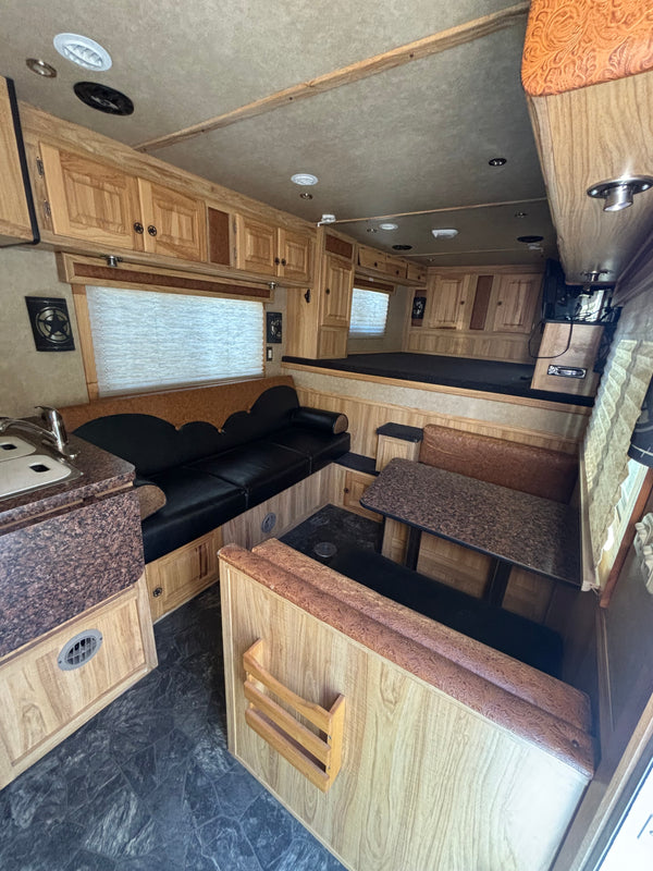 2008 Platinum Coach 5 Horse Living Quarters #4163