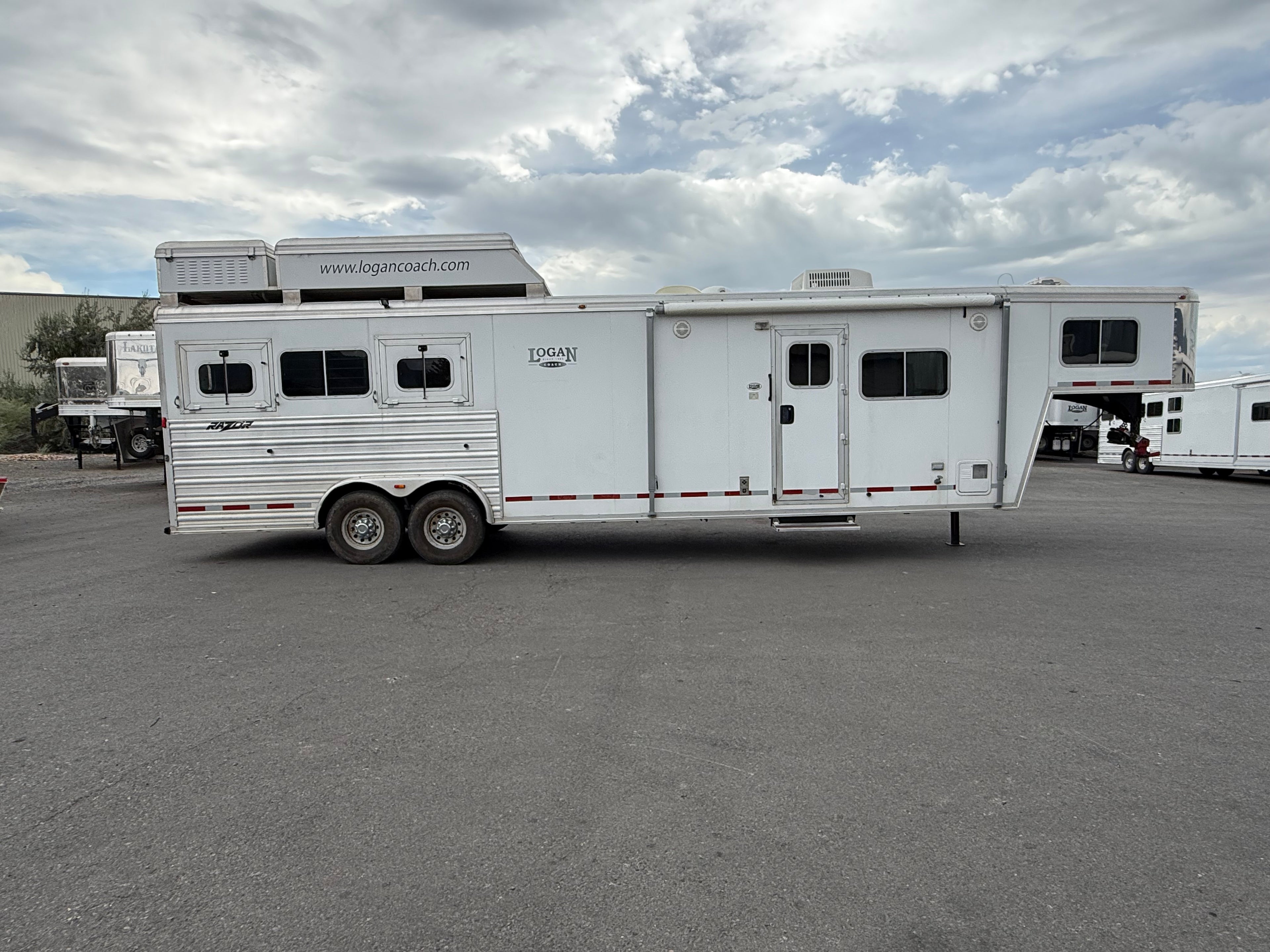 2012 3H Logan Coach Razor #72056