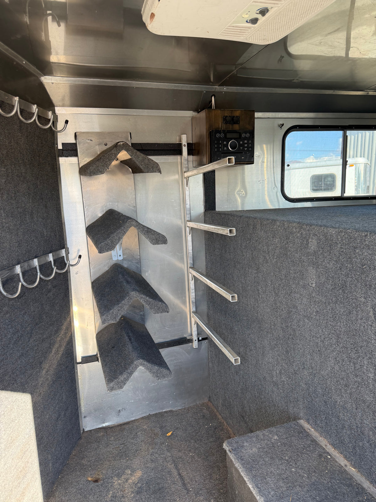 2015 Logan Coach 18’ Stockman #72079