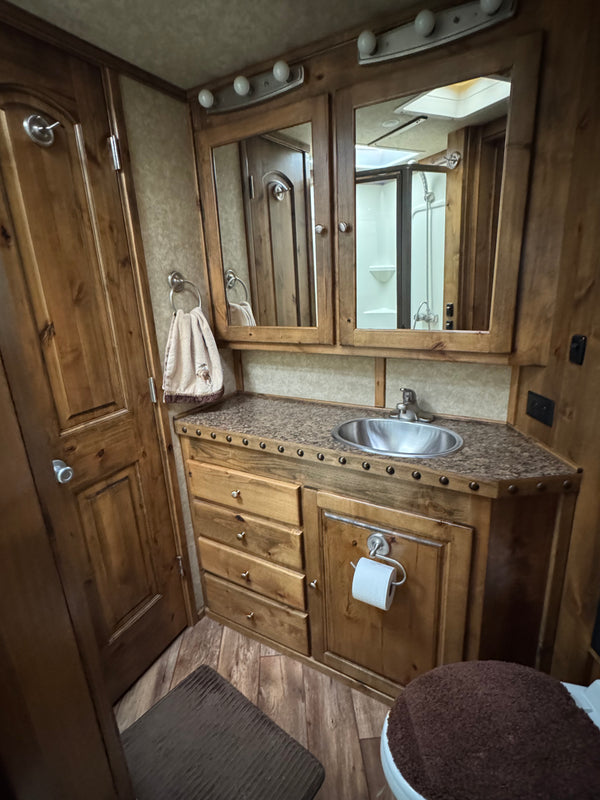 2015 Logan Coach 4 Horse LQ #72021