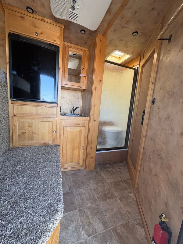 2015 Logan Coach 4 Horse Riot Living Quarters