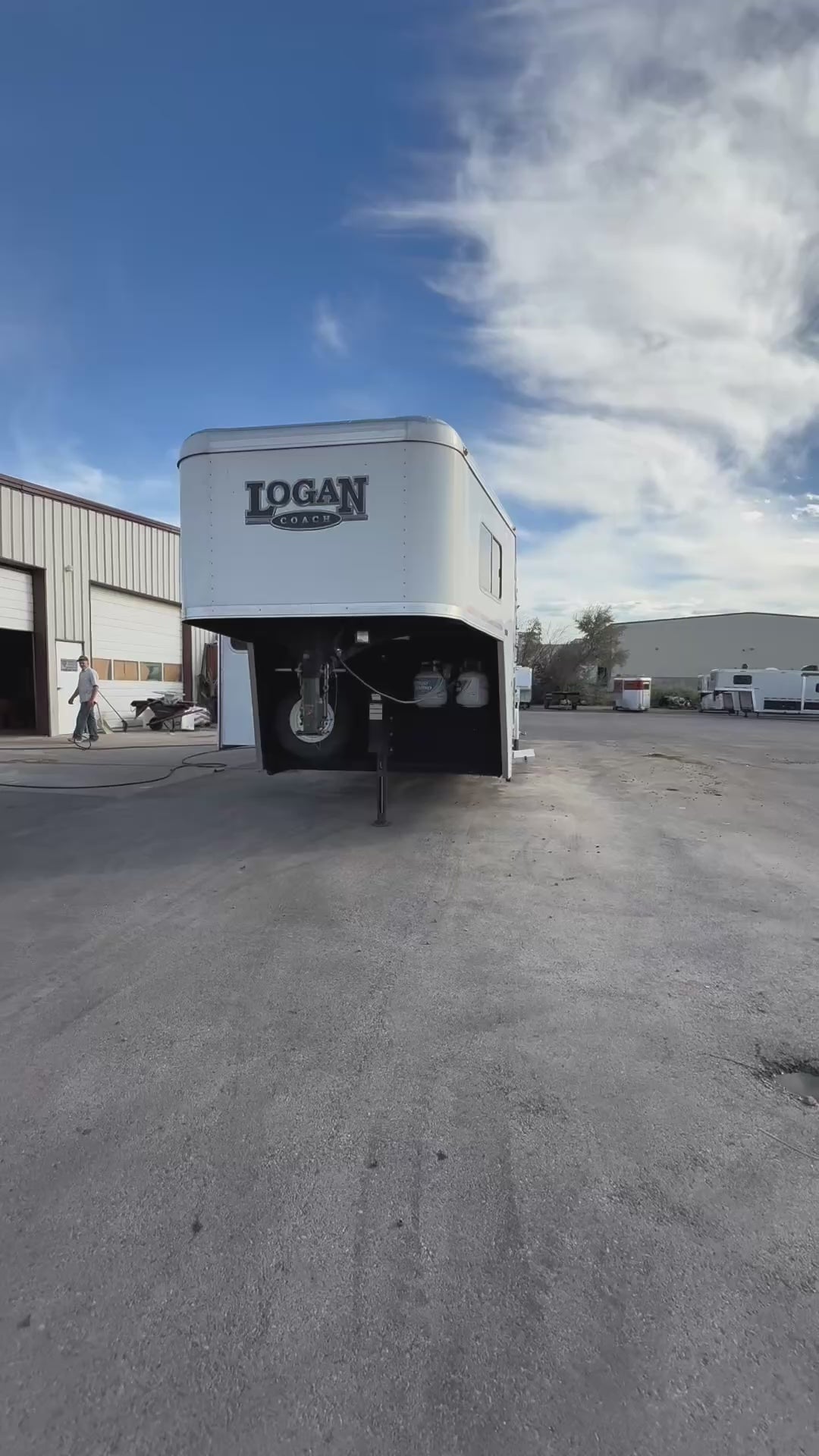 2016 Logan Coach Riot 4 Horse LQ #04074